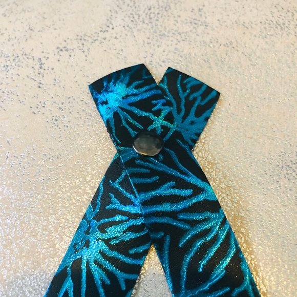 Blue agate holographic necklace - Picture 6 of 6